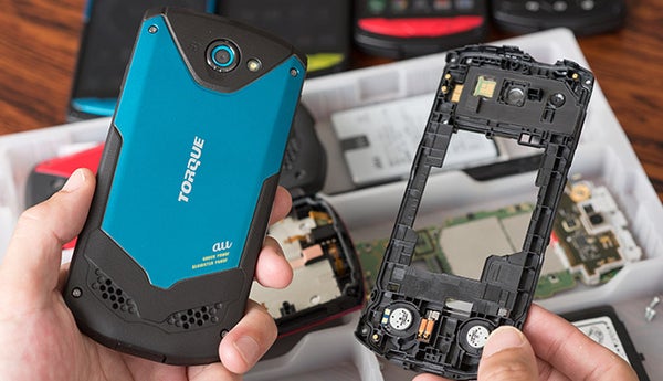 海水や氷結にも負けない“最強スマホ” その究極のタフネスの秘密とは？