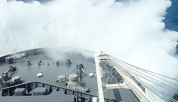 昭和基地の『通信』を守るKDDI社員50歳奮闘記 暴風圏を越えペンギンの群れに遭遇