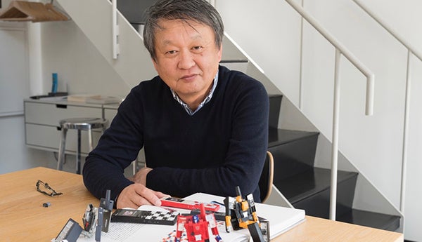 プロダクトデザイナーの深澤直人さんに、INFOBARをトランスフォームしてもらいました