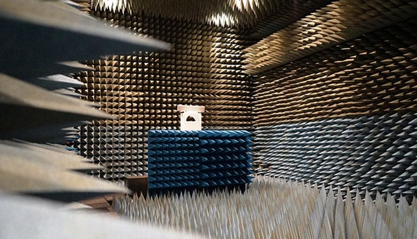 一面に広がる謎のトゲトゲは一体なに？ KDDI研究所『電波無響室』に潜入