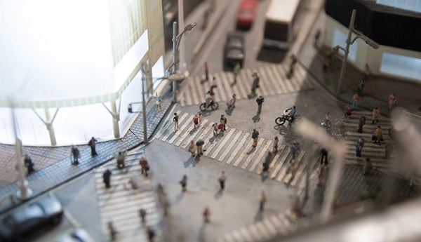 そもそもの話、爆混みの渋谷で、なぜスマホはしっかりつながる？