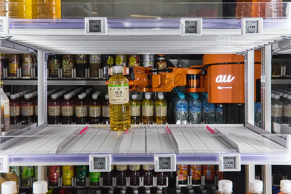 負荷の大きい飲料品出しを365日24時間実施できる飲料陳列ロボット