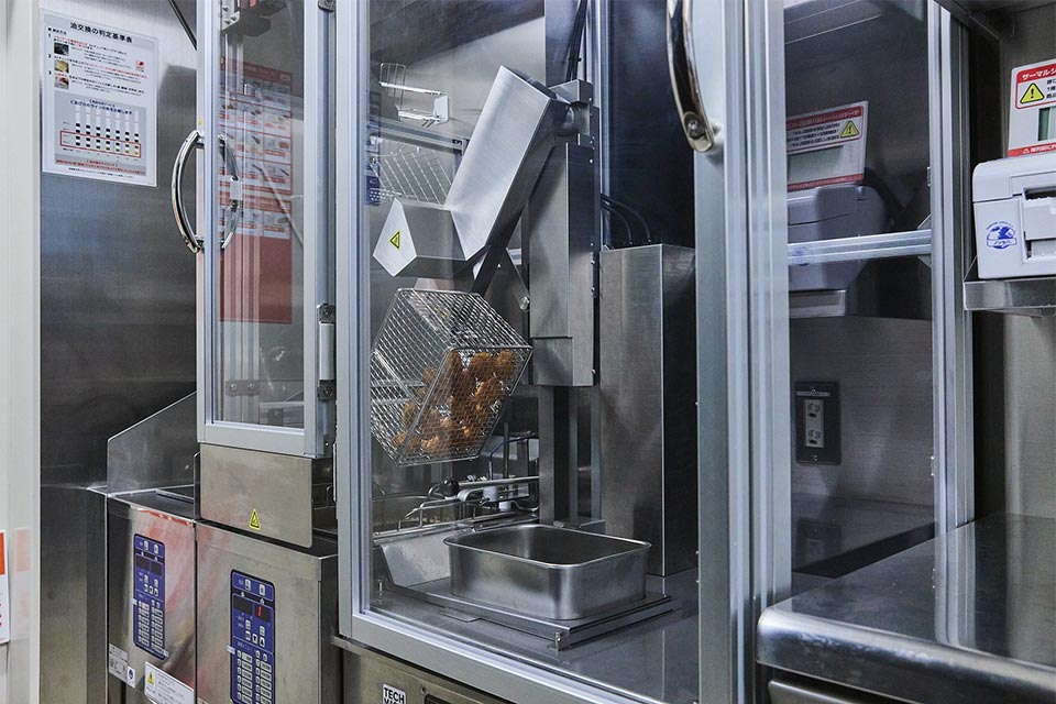 揚げ立てを提供できる「からあげクン」の調理ロボット